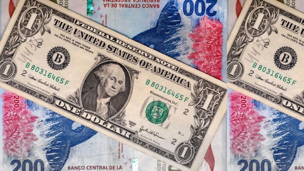 El dólar blue arrancó la semana con nuevos récords: cerró a $408