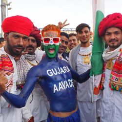 Aficionados del equipo Gujarat Titans animan fuera del estadio Narendra Modi antes del comienzo del partido de cricket Twenty20 de la Indian Premier League (IPL) entre Gujarat Titans y Rajasthan Royals en Ahmedabad. | Foto:SAM PANTHAKY / AFP