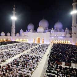 Creyentes rezan en la Gran Mezquita Sheikh Zayed de Abu Dhabi durante Laylat al-Qadr, una de las noches más sagradas del mes sagrado musulmán de ayuno del Ramadán. | Foto:KARIM SAHIB / AFP