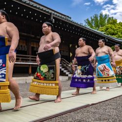 Luchadores de sumo asisten al culto en el patio interior tras el partido ceremonial de exhibición de sumo "gran torneo de sumo votivo" en el santuario de Yasukuni en Tokio. | Foto:Philip Fong / AFP