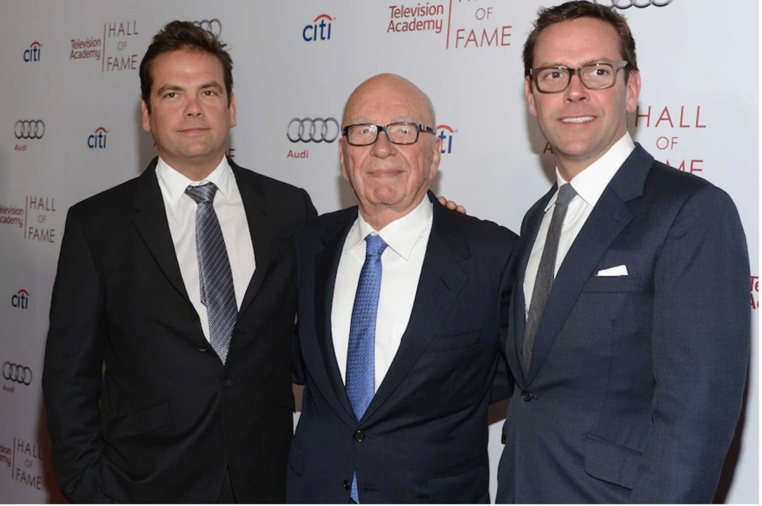 Ruppert Murdoch y sus hijos Lachlan (izq.), ceo de Fox News, y James.