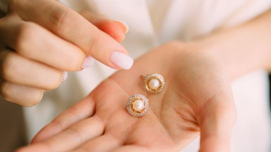 Cuidados de joyas de oro del perfume y otros productos