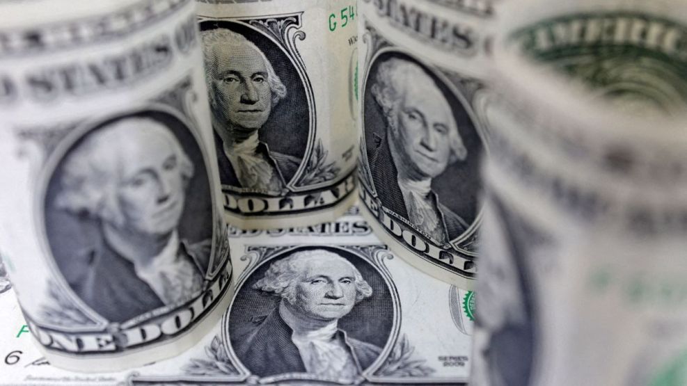 El dólar blue cerró la jornada del lunes a $408