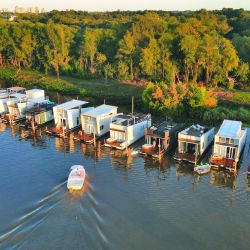 Casas flotantes, para vacaciones o para vivir todo el año en el Delta.
