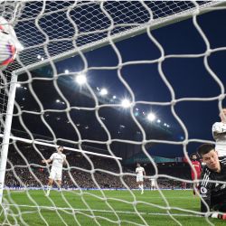 El arquero francés del Leeds United, Illan Meslier, ve cómo la pelota golpea el fondo de su arco mientras el delantero holandés del Liverpool, Cody Gakpo, marca el primer gol del partido de fútbol de la Premier League inglesa entre el Leeds United y el Liverpool en Elland Road en Leeds, norte de Inglaterra. | Foto:OLI SCARFF / AFP