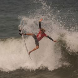 El surfista Ryan Kainalo, de Brasil, participa en el torneo internacional Punta Rocas Open Pro de la World Surf League en la playa Punta Rocas, en el sur de Lima, Perú. | Foto:Xinhua/Mariana Bazo