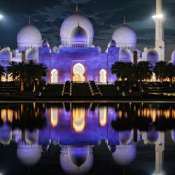 La Gran Mezquita Sheikh Zayed se ilumina al atardecer en Abu Dhabi. | Foto:KARIM SAHIB / AFP