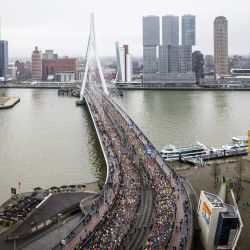 Los participantes corren por el puente Erasmus durante la 42ª edición del Maratón de Rotterdam. | Foto:Jeffrey Groeneweg / ANP / AFP