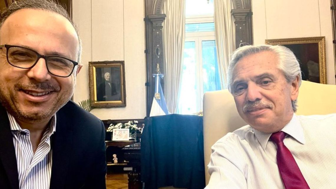 Antonio Aracre (left), chief advisor to President Alberto Fernández (right), has announced his resignation.