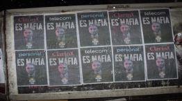 20230419 "Clarín es Mafia": los carteles que aparecieron pegados en el edificio del medio.