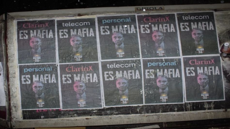 20230419 "Clarín es Mafia": los carteles que aparecieron pegados en el edificio del medio.