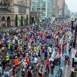 Corredores se alejan de la línea de meta durante el 127º Maratón de Boston en Boston, Massachusetts. | Foto:JOSEPH PREZIOSO / AFP