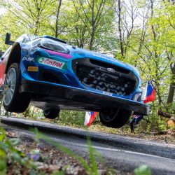 El piloto francés Pierre-Louis Loubet y el copiloto belga Nicolas Gilsoul compiten en su coche Ford Puma Rally 1 Hybrid durante el Rally de Croacia 2023, como parte del Campeonato Mundial de Rally de la FIA, en Zagreb, Croacia. | Foto:AFP