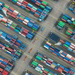 Esta foto aérea muestra contenedores de transporte apilados en el puerto de Zhoushan en Ningbo, en la provincia oriental china de Zhejiang. | Foto:AFP