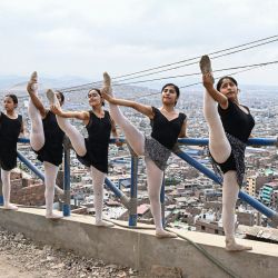 Estudiantes de ballet actúan en el barrio de San Genaro, en el distrito de Chorrillos, al sur de Lima. | Foto:ERNESTO BENAVIDES / AFP