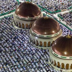 Fieles musulmanes rezan en la Gran Mezquita de la ciudad santa de La Meca durante el mes sagrado de ayuno del Ramadán. | Foto:ABDEL GHANI BASHIR / AFP