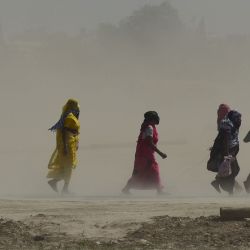 Imagen de personas caminando en medio de una tormenta de polvo, en el distrito de Prayagraj del estado de Uttar Pradesh, en el norte de la India. | Foto:Xinhua/Str