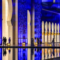 Los devotos llegan para las oraciones en la Gran Mezquita Sheikh Zayed en Abu Dhabi durante Laylat al-Qadr, una de las noches más sagradas durante el mes sagrado de ayuno del Ramadán. | Foto:KARIM SAHIB / AFP
