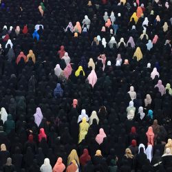 Mujeres musulmanas rezan en la Gran Mezquita Sheikh Zayed de Abu Dhabi en Laylat al-Qadr, una de las noches más sagradas del mes de ayuno sagrado musulmán del Ramadán. | Foto:KARIM SAHIB / AFP