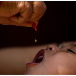 Un niño recibe una gota de vitamina A, en Katmandú, Nepal. El Ministerio de Salud y Población del país lanzó una iniciativa nacional de dos días para proporcionar suplementos de vitamina A y pastillas antiparasitarias a niños menores de cinco años. | Foto:Xinhua/Sulav Shrestha