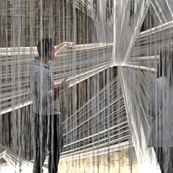 Una mujer visita el stand de la marca italiana 'House of Lyria' en la feria del mueble Salone del Mobile de Milán durante la jornada inaugural en el marco de la Semana del Diseño de Milán 2023. | Foto:GABRIEL BOUYS / AFP