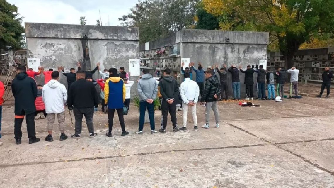 Detuvieron a 9 motochorros cuando fueron enterrados en el cementerio de La Plata