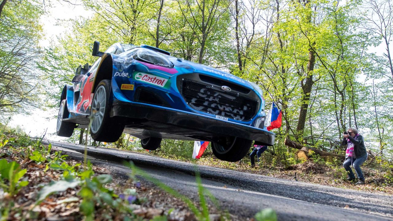 El piloto francés Pierre-Louis Loubet y el copiloto belga Nicolas Gilsoul compiten en su coche Ford Puma Rally 1 Hybrid durante el Rally de Croacia 2023, como parte del Campeonato Mundial de Rally de la FIA, en Zagreb, Croacia. | Foto:AFP