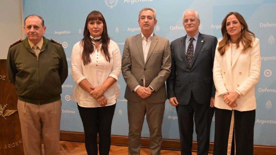 Firma de convenios entre Jorge Taiana, Victoria Tolosa Paz y Pablo Javkin.
