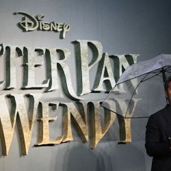 El actor británico Jude Law posa en la alfombra roja a su llegada al estreno mundial de 'Peter Pan & Wendy' en Londres. | Foto:JUSTIN TALLIS / AFP
