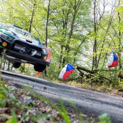 El piloto finlandés Esapekka Lappi y el copiloto Janne Ferm compiten en su coche Hyundai i20 N Rally1 Hybrid durante el Rally de Croacia 2023, como parte del Campeonato Mundial de Rally de la FIA, en Zagreb, Croacia. | Foto:AFP