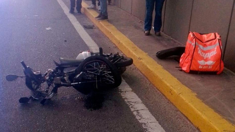 entró a contramano en el túnel de Libertador y atropelló a un delivery