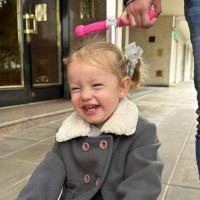 Ana García Moritán lució un gabán kids trendy en su paseo dominguero