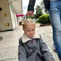 Ana García Moritán lució un gabán kids trendy en su paseo dominguero