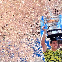 El español Carlos Alcaraz sostiene el trofeo tras vencer al griego Stefanos Tsitsipas durante el partido final individual del torneo de tenis ATP Barcelona Open "Conde de Godó" disputado en el Real Club de Tenis de Barcelona. | Foto:PAU BARRENA / AFP
