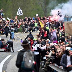 Manifestantes participan en una carrera de cajas de jabón mientras marchan por una arteria durante una manifestación contra el proyecto de autopista A69 entre Castres y Toulouse, cerca de Soual, suroeste de Francia. | Foto:LIONEL BONAVENTURE / AFP