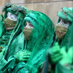 Miembros de la compañía de teatro Green Spirits marchan en el centro de Londres en una manifestación del grupo de protesta contra el cambio climático Extinction Rebellion, durante el evento The Big One de Extinction Rebellion. | Foto:Susannah Ireland / AFP
