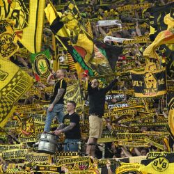 Seguidores del Dortmund animan a su equipo durante el partido de fútbol de la primera división alemana Bundesliga entre el BVB Borussia Dortmund y el Eintracht Frankfurt en Dortmund, oeste de Alemania. | Foto:INA FASSBENDER / AFP