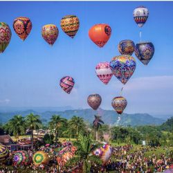 Un gran número de indonesios se congregan en el lugar del festival de globos aerostáticos en Wonosobo, para celebrar la larga festividad de Eid al-Fitr con sus familias. | Foto:DEVI RAHMAN / AFP