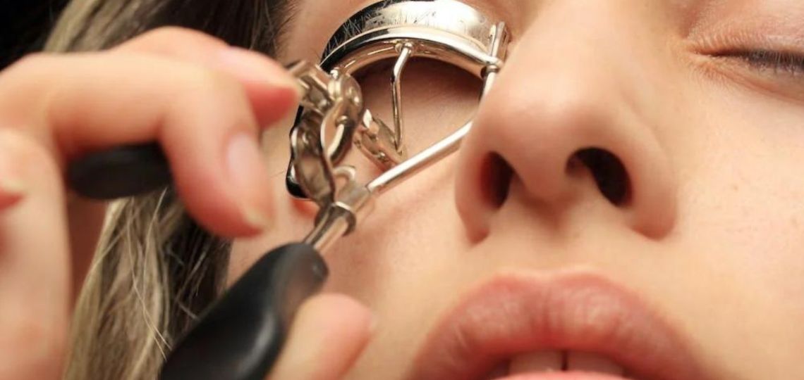 Nuevo truco de maquillaje viral: Arquear las pestañas al revés
