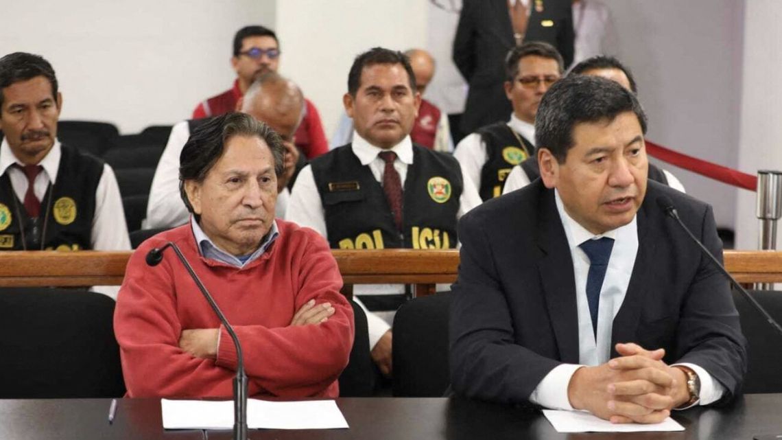 Former Peruvian president (2001–2006) Alejandro Toledo (L) during an identity control hearing prior to being transferred to a prison in Lima on April 23, 2023.