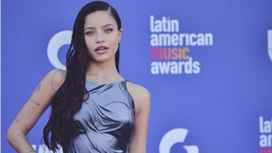 Emilia Mernes con un súper vestido.
