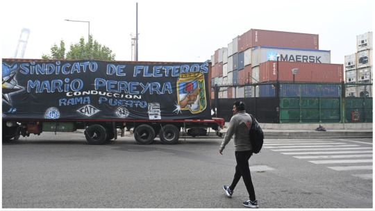 Nuevo lunes de piquetes: fleteros cortaron la autopista Buenos Aires-Rosario y accesos a puertos