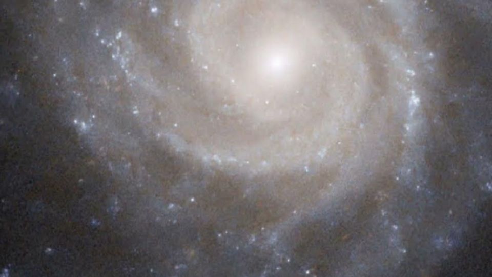 Descubren Una Lejana Galaxia Espiral Giratoria | Weekend