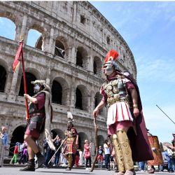 Artistas participan en un desfile para celebrar el cumpleaños número 2.776 de Roma, en Roma, capital de Italia. | Foto:Xinhua/Alberto Lingria
