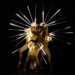 Bailarines de MOMIX interpretan una escena de "Light Reigns" durante una representación de Back to MOMIX en el Queens Theatre de Nueva York. | Foto:TIMOTHY A. CLARY / AFP