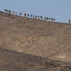 Competidores participan en la segunda etapa de la 37ª edición del Marathon des Sables entre Oued Tijekht y Jebel El Otfal en el desierto del Sáhara marroquí, cerca de Tafraoute, en el centro de Marruecos. - La 37ª edición del maratón es una carrera de 250 kilómetros por etapas a través de un paisaje formidable en uno de los climas más inhóspitos del mundo. | Foto:JEAN-PHILIPPE KSIAZEK / AFP