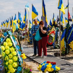 Familiares reaccionan ante la tumba de un militar ucraniano muerto en combate, en un cementerio de la localidad de Brovary, a las afueras de Kiev, en medio de la invasión rusa de Ucrania. - Los ucranianos acuden a los cementerios y cuidan de las tumbas de sus familiares con motivo de la llamada Pascua de los Difuntos, también conocida como Día de los Caídos , o Día de los Padres. | Foto:DIMITAR DILKOFF / AFP