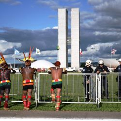 Indígenas protestan frente al edificio del Congreso en Brasilia, con motivo de la celebración en la capital brasileña del campamento indígena Terra Livre, centrado en la concienciación sobre los derechos y las cuestiones territoriales de los indígenas y en la promoción de su cultura. | Foto:CARL DE SOUZA / AFP
