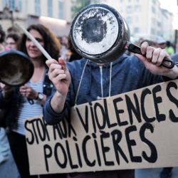 Un manifestante sostiene un cartel que dice "Stop a la brutalidad policial" y golpea una cacerola durante una protesta en Niza, en el sureste de Francia, como parte de una protesta nacional contra la reelección del presidente francés Emmanuel Macron. | Foto:VALERY HACHE / AFP