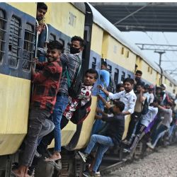 Viajeros en un tren abarrotado cerca de una estación de ferrocarril en la ciudad de Loni, en el estado indio de Uttar Pradesh. - India superará a China como país más poblado del mundo a finales de junio, según las estimaciones de la ONU, lo que plantea enormes desafíos a una nación con infraestructuras que crujen y empleos insuficientes para millones de jóvenes. | Foto:ARUN SANKAR / AFP